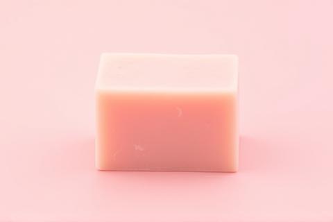 로즈힙 오일이 함유된 핑크색 수제 비누 이미지